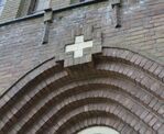 Met metselwerk wordt duidelijk gemaakt dat het hier om een RK-kerk gaat.
<br/>
Richard Keijzer, 2015-06-21